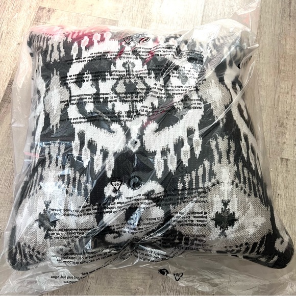 Sunbrella Nakala Classic Outdoor Black Throw Pillow New - Picture 2 of 7